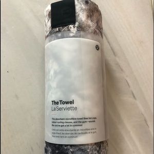 NEVER USED - Lululemon “The Towel” 🖤🤍